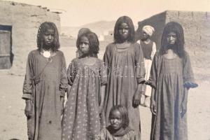 1935 Egyiptom, Asszuán. A bishari törzs tagjai, 3 db fotó kartonon, kettő hátoldalán feliratozva, a ...