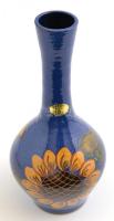 Napraforgó mintás iparművész váza. Jelzett. Minimális mázhibával a szájánál 26 cm