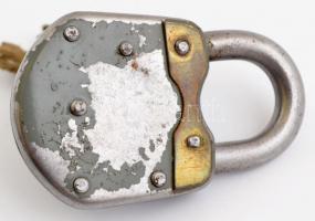 Fém lakat, kulccsal, 9×6 cm