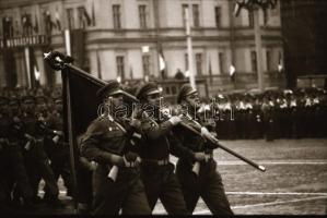 1980 Budapest, Felvonulási téri díszszemle, 1980. április 4., 38 db fotó negatív+1 db kontakt másola...