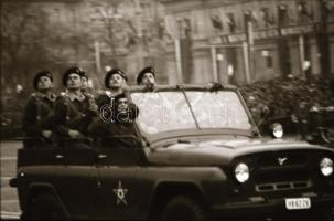 1980 Budapest, Felvonulási téri díszszemle, 1980. április 4., 38 db fotó negatív+1 db kontakt másola...
