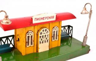 Retró szovjet vasútmodell tétel: vasútállomás (Pionerskaya), bakterház 7 db különféle vagon, zománco...