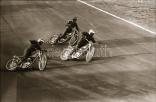 1973 Miskolc, salakmotor vb középdöntő, 38 db fotó negatív+1 db kontakt másolat, 3,5x4 cm és 18x24 c...