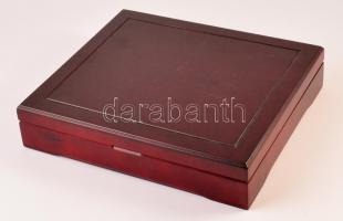 Fa éremtartó doboz 15 férőhellyel, kivehető tálcával. Használt, de jó állapotban