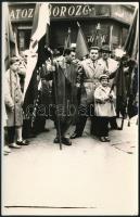 cca 1955 Gyülekezés május elsejei felvonulásra, találkozóhely a borozó, fotó, 14×9 cm