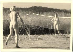 Meztelenül tollaslabdázó hölgyek a tóparton / Erotic nude ladies playing badminton on the lakeshore. Modern Adox Foto