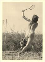 Meztelenül tollaslabdázó hölgy a tóparton, fényképész / Erotic nude lady playing badminton on the lakeshore, photographer. Modern Adox Foto