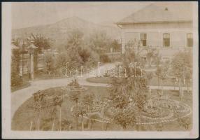 cca 1900 A Budapesti Kertészeti Egyetem kertje és az F épület a Villányi úton, Budán, fotó, hátoldalon feliratozva, 8×12 cm