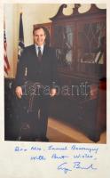 1983 George H. W. Bush (1924-2018): az Amerikai Egyesült Államok alelnökének (1981-1989), későbbi 41. elnökének dedikált fotója, üvegezett fa keretben, a hátoldalán az alelnöki iroda fejléces levelével, 27x21 cm