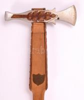 Fém fejű, réz szerelékes díszes fa fokos, h: 95,5 cm