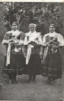 Gyetva, Detva; Detviansky kroj / Gyetvai lányok népviseletben, folklór / girls from Detva in traditional costumes, folklore