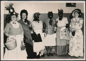 cca 1930-1940 Farsangi öltözetben, közte négernek öltözött hölgyek, 12,5×18 cm