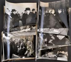 1972 Leonyid Brezsnyev (1906-1982) SZKP főtitkár magyarországi látogatásának fotói, rajtuk Brezsnyev mellet Kádár Jánossal, és más politikusokkal, 18 db fotó, valamint egy nyomtatvány a fotók leírásával (4 sztl. lev.), a nyomtatvány szerint a fotók nem teljesek, a fotók hullámosak, egyen szakadással, 18x24 cm