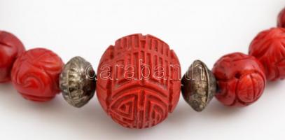 Faragott korall nyaklánc, ezüst szerelékkel, h: 44 cm