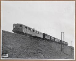 cca 1940 Ganz Budapest nagyméretű, vasúti szerelványt reklámozó fotó kartonon 28x23 cm