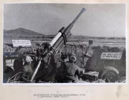 cca 1950 Fényképek a koreai háborúból. 85 db fotó orosz nyelvű képaláírásokkal selyem borítású album...