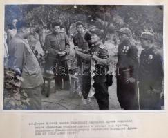 cca 1950 Fényképek a koreai háborúból. 85 db fotó orosz nyelvű képaláírásokkal selyem borítású album...