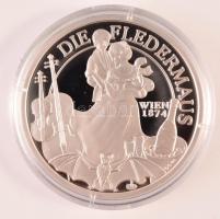 A Magyar Pénzverő és a Münze Österreich közös kiadványa: 2008. "Kálmán Imre / Csárdáskirálynő" Ag emlékérem (20g/0.999/40mm) + "Johann Strauss / A Denevér" Ag emlékérem (20g/0.925/40mm) eredeti operett CD-vel, tanúsítvánnyal és tájékoztatóval T:PP  Austria-Hungary coin pair: 2008. "Imre Kálmán / Csárdásfürstin" Ag medallion (20g/0.999/40mm) + "Johann Strauss / Die Fledermaus" Ag medallion (20g/0.925/40mm) in original box with operetta CD, certificates and information C:PP