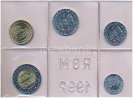 San Marino 1992. 1L-1000L (10xklf) forgalmi sor, dísztokban, tanúsítvánnyal, közte 1988. 1000L Ag Amerika felfedezése T:1 San Marino 1992. 1 Lire - 1000 Lire (10xdiff) coin set, in case, with certificate, including 1988. 1000 Lire Ag Scoperta dellAmerica C:UNC