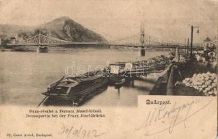 1902 Budapest, Duna részlet a Ferenc József hídnál, uszályok, piac a rakparton. Ganz Antal 27. (EB)