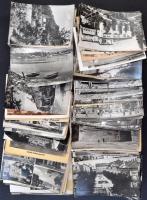 152 db modern fekete-fehér magyar városképes lap az 1950-es és 60-as évekből / 152 modern black-and-white Hungarian town-view postcards from the 50s and 60s