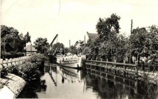 50 db régi és modern külföldi városképes lap / 50 pre-1945 and modern mainly European town-view post...