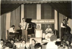 8 db MODERN magyar szocreál fotó és képeslap Május elsejei ünnepségekről / 8 modern Hungarian social...