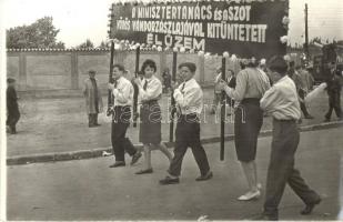 8 db MODERN magyar szocreál fotó és képeslap Május elsejei ünnepségekről / 8 modern Hungarian social...