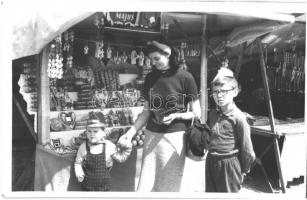 8 db MODERN magyar szocreál fotó és képeslap Május elsejei ünnepségekről / 8 modern Hungarian social...