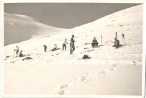 10 db RÉGI téli fotó képeslap síelőkkel / 10 pre-1945 photo postcards with skiing people in winter