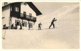 10 db RÉGI téli fotó képeslap síelőkkel / 10 pre-1945 photo postcards with skiing people in winter