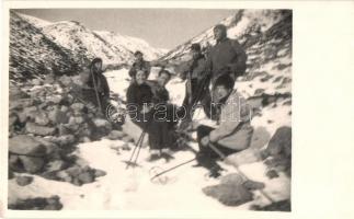 10 db RÉGI téli fotó képeslap síelőkkel / 10 pre-1945 photo postcards with skiing people in winter