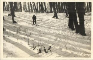 10 db RÉGI téli fotó képeslap síelőkkel / 10 pre-1945 photo postcards with skiing people in winter