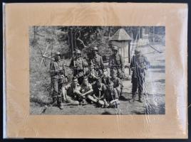 cca 1940 Katonák és cserkészek fotója. 12x9 cm Kartonon