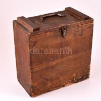 Régi lőszeres láda, benne gramofonlemezek