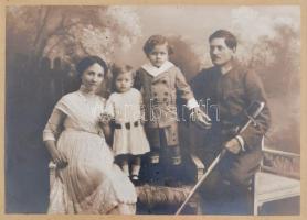 1917 Katonatiszt a családjával, fotó üvegezett keretben. 28x21 cm