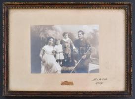 1917 Katonatiszt a családjával, fotó üvegezett keretben. 28x21 cm