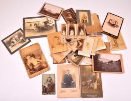 cca 1900 Vegyes keményhátú fotó tétel, műtermi portrék, életképek, csoportképek, egy katonai fotó, 30 db, vegyes méretben