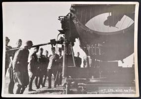 cca 1940 Kiss Antal százados légvédelmi fényszórókkal. Pecséttel jelzett hivatalos fotó 18x13 cm