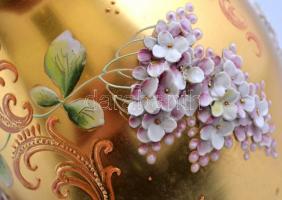 Egermann Bohemia virágos váza, plasztikus kézzel festett virágszirmokkal, apró lepattanásokkal, kopá...