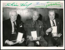 cca 1970-1980 Takács II József (1904-1983) háromszoros magyar bajnok, ötszörös gólkirály labdarúgó aláírt fotója, rajta további két azonosítatlan személlyel és azok aláírásaival, 9x12 cm