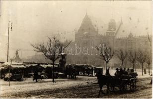 Kecskemét, Városháza télen, piac árusok bódéival. G. Fekete Gyula kiadása