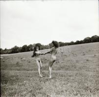 cca 1979 Kövesd a nőt, szolidan erotikus felvételek, 7 db vintage negatív + 1 db mai nagyítás, de ne...