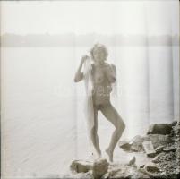 cca 1982 Mesés történetek emlékei, szolidan erotikus felvételek, 6 db vintage negatív + 1 db diapozi...