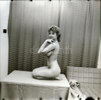 cca 1986 A csinibaba életérzés feltárása, szolidan erotikus felvételek, 7 db vintage negatív + 1 db ...