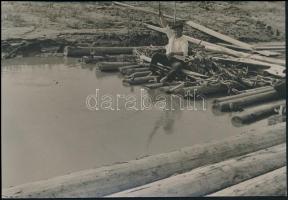 1936 Jermy László: Építkezés, vintage fotó, aláírva, 17x11 cm + cca 1933 Jermy László: Horgász, aláí...