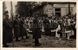 1938 Galánta, Galanta; bevonulás, katonák a Centrál Központi étterem és kávéház előtt / entry of the Hungarian troops, soldiers in front of the restaurant and cafe