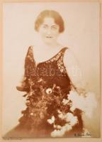 cca 1925 Rónai Dénesné feliratú vintage fénykép B. Gömöri Sára aláírással, 22,5x16,5 cm, karton 40x29,5 cm