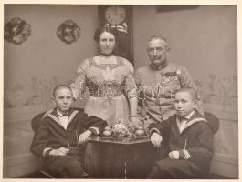 cca 1925 Katonák kitüntetésekkel, 3 db vintage fotó, 20x15 cm és 17x23 cm között, kartonra ragasztva