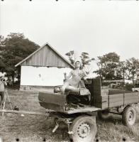 A női ruhák titkai feltárulnak, szolidan erotikus felvételek az 1970-es évekből, 8 db vintage negatí...